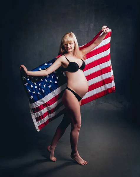 Έγκυος Γυναίκα Στο Στούντιο Την Αμερικανική Σημαία — Φωτογραφία Αρχείου
