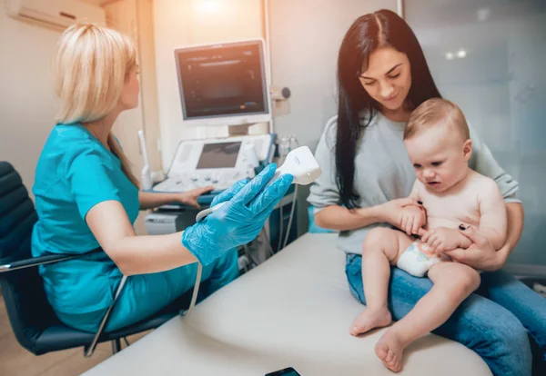 Lékař Dítě Dívka Matkou Ultrazvukové Diagnostice Lékařské Vybavení Sonografie — Stock fotografie