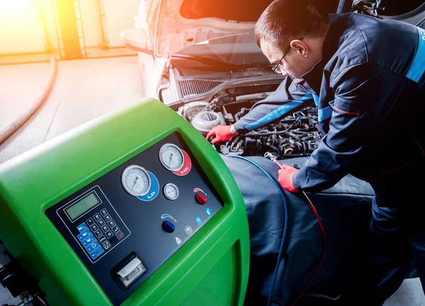 Araba Klima bakımı. Servis istasyonu. Araba tamir.