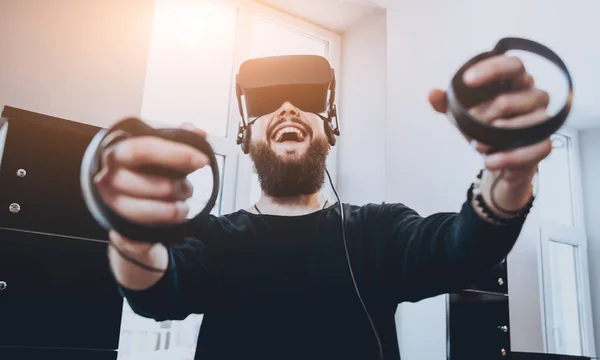 Joven Con Gafas Realidad Virtual Oficina — Foto de Stock