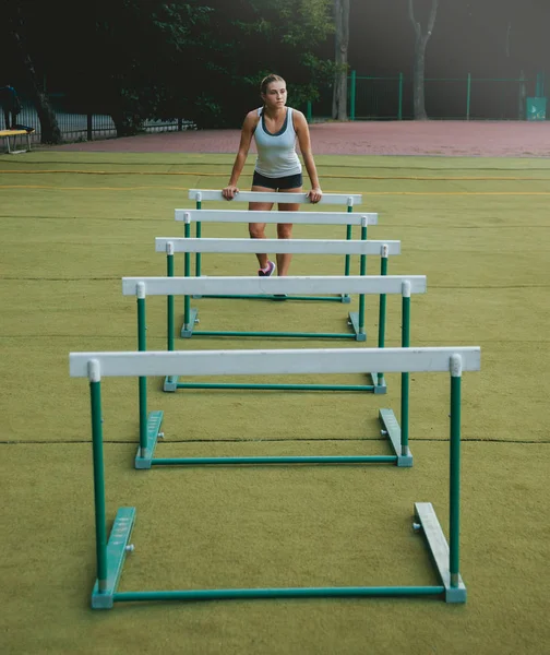 Genç Causasian Kadın Atlet Atletizm Stadyumu Üzerinde — Stok fotoğraf