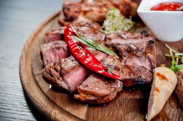 Viande Tranchée Avec Sauce Dans Une Assiette — Photo