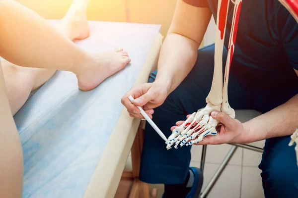 Patient Mit Orthopäde Seiner Praxis Mit Anatomischem Modell Fußverletzung — Stockfoto