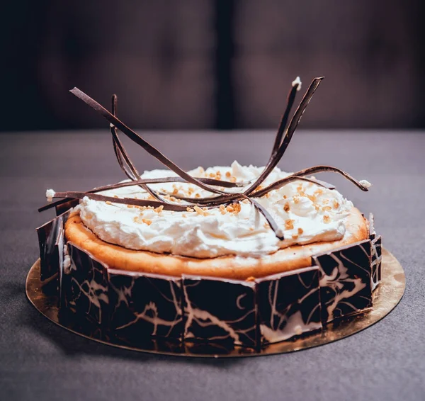 Bolo de chocolate no fundo escuro . — Fotografia de Stock