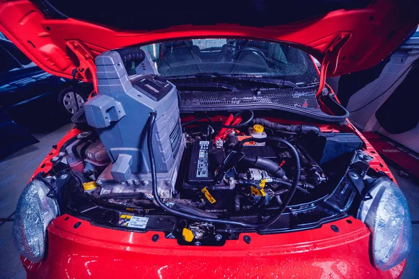 Auto Elettrica Con Cofano Aperto Dettagli Del Motore Dell Auto — Foto Stock