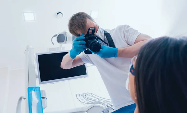 Dentista Masculino Paciente Consultorio Dental — Foto de Stock