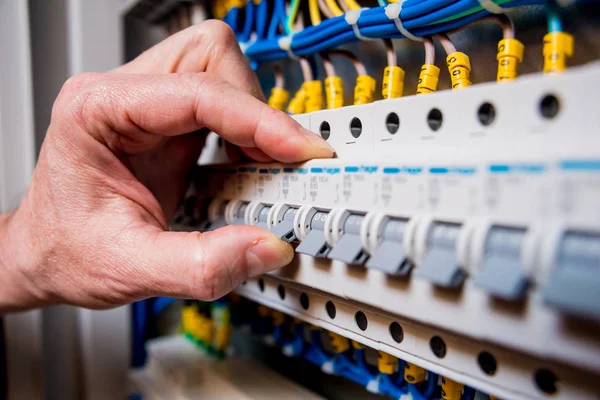 Spanning Van Het Schakelbord Met Automatische Switches Herstellen — Stockfoto