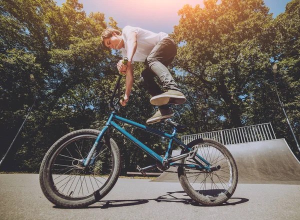 Ung Bmx Ryttare Utföra Trick Skatepark — Stockfoto