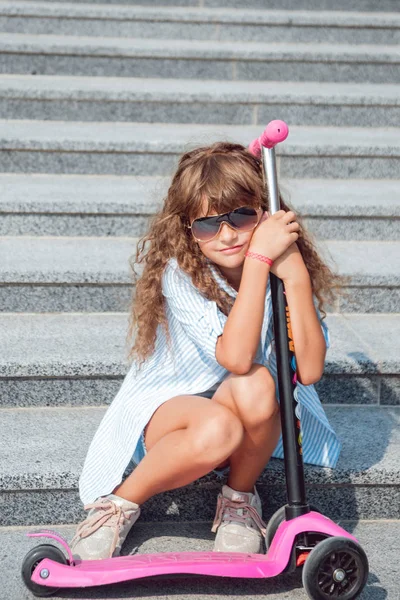 Kleines Mädchen Posiert Mit Roller Freien — Stockfoto