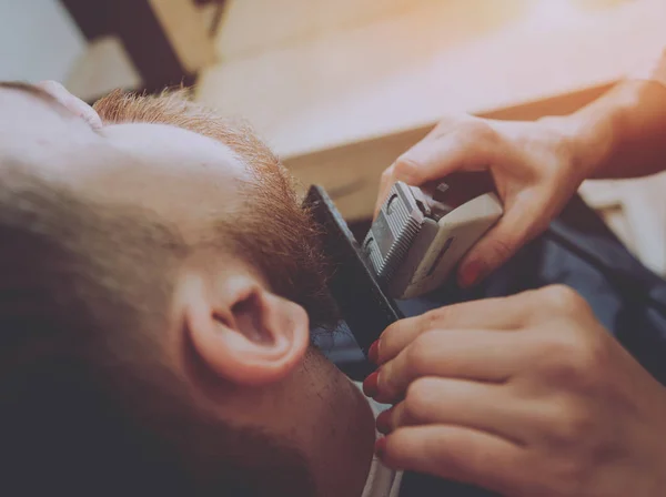理发师为年轻人做发型 — 图库照片