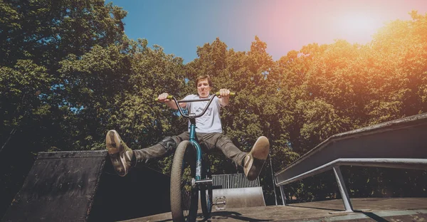 Mladý Bmx Rider Provádění Triků Skateparku — Stock fotografie