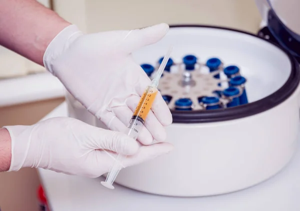 Trombosit zengini plazma hazırlığı. Şırıngada plazma. Santrifüj. 