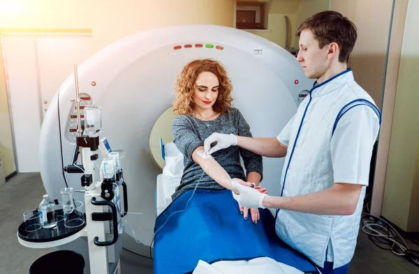 Equipo Médico Médico Caucásico Masculino Paciente Femenino Sala Tomografía Computarizada — Foto de Stock