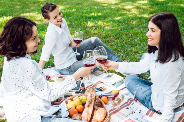 Trois Jeunes Belles Filles Qui Profitent Pique Nique Dans Parc — Photo