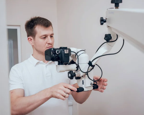 Médico Microscópio Com Câmera Fotográfica Consultório Odontológico — Fotografia de Stock