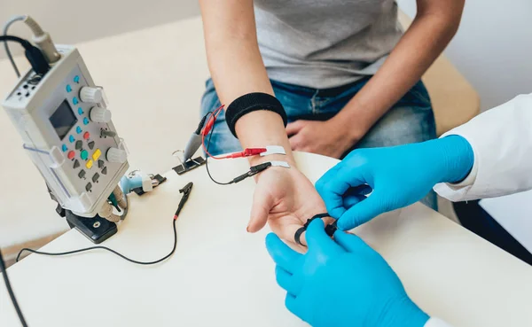 Test Dei Nervi Dei Pazienti Con Elettromiografia Visita Medica Emg — Foto Stock