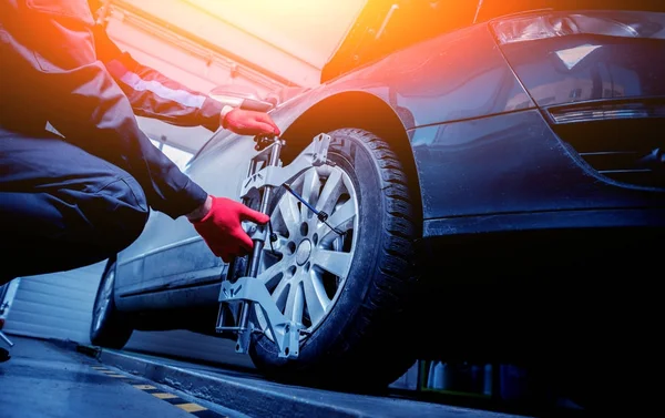 Kfz-Mechaniker montiert Sensor bei Fahrwerksverstellung. — Stockfoto