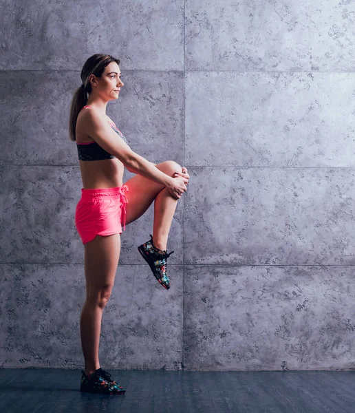 Junge Athletische Kaukasische Frau Posiert Studio Und Macht Verschiedene Übungen — Stockfoto