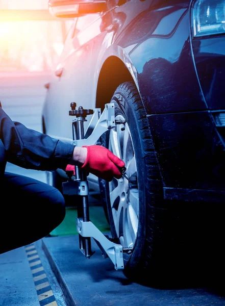 Kfz-Mechaniker montiert Sensor bei Fahrwerksverstellung. — Stockfoto