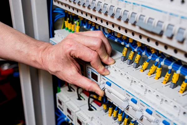 Repareren Van Schakelbord Spanning Met Automatische Schakelaars — Stockfoto