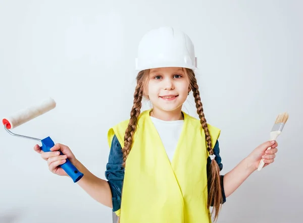 Piccola Ragazza Allegra Con Trecce Che Giocano Riparazione Costruzione — Foto Stock