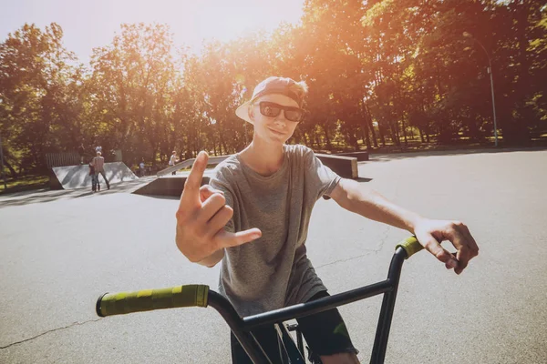 Young Bmx Rider Performing Tricks Skatepark — Stock Photo, Image