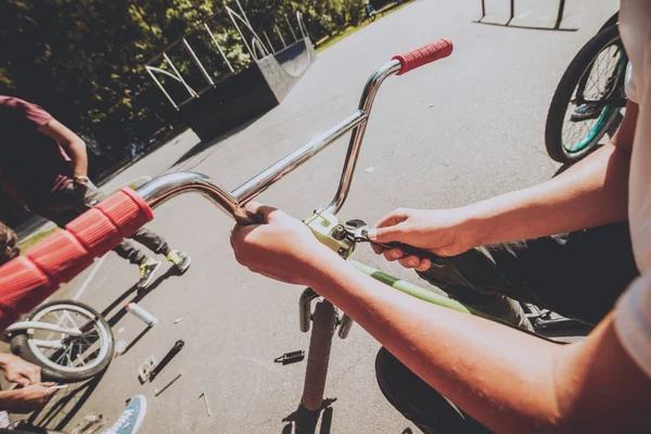 Bmx Riders Reparando Sus Bicicletas Encuentra Skatepark — Foto de Stock