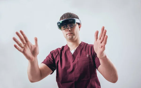 Lékař Používá Rozšířená Realita Brýle Moderní Technologie — Stock fotografie