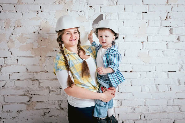 Lycklig Familj Mor Och Son Nya Hus Konstruktion Reparation Interiör — Stockfoto