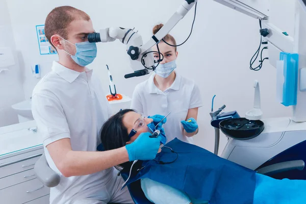 Endodontik Tedavi Sırasında Obturation Kök Kanal Modern Teknoloji — Stok fotoğraf