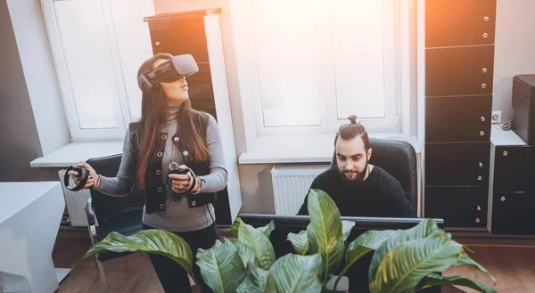 Hombre Joven Con Mujeres Trabajadoras Oficina Creativas Probando Gafas Divirtiéndose — Foto de Stock