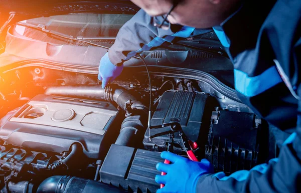 Termómetro láser infrarrojo en la mano. Medición de temperatura del motor —  Fotos de Stock