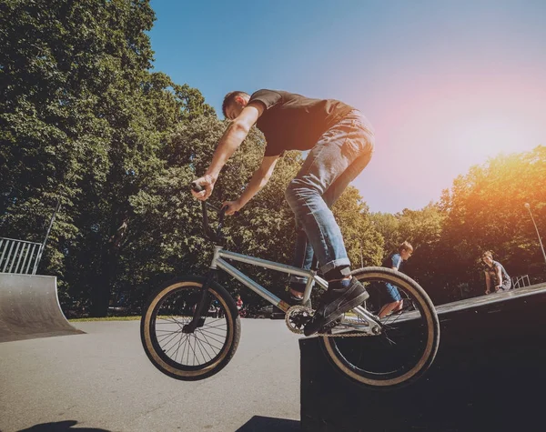 Fiatal Bmx Rider Teljesítő Trükkök Skatepark — Stock Fotó