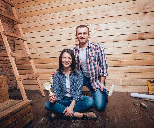 Una Pareja Feliz Haciendo Reparaciones Casa Renovación Del Hogar —  Fotos de Stock