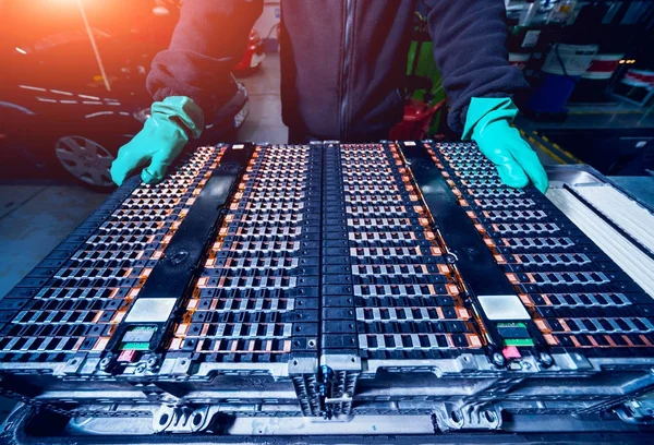 Elecric motorlu pilleri şarj. Pil bir elektrikli araç motorunun sökülmesi. Araba Servisi