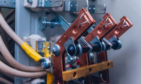 Kablolar ve elektrik kutusuna geçer. Sigortalar ve Kontaktörler elektrik paneli.