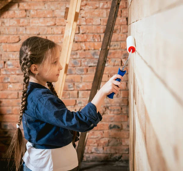 Piccola Ragazza Allegra Con Trecce Che Giocano Riparazione Costruzione — Foto Stock