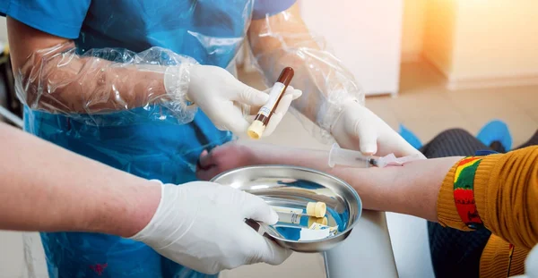 Nahaufnahme Der Hände Einer Krankenschwester Bei Der Entnahme Einer Blutprobe — Stockfoto