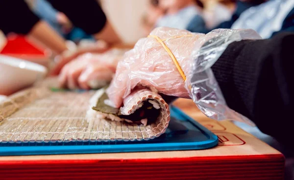 Los Niños Preparan Sushi Panecillos Master Class Restaurante —  Fotos de Stock