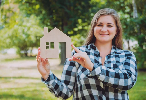 Giovane Donna Che Tiene Modello Casa Mano All Aperto Ora — Foto Stock