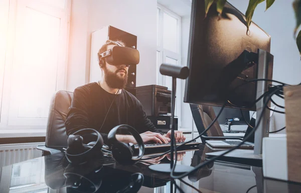 Joven Con Gafas Realidad Virtual Oficina — Foto de Stock