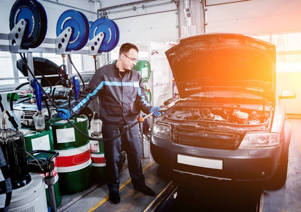 Cambio Aceite Del Motor Reparación Estación Servicio — Foto de Stock