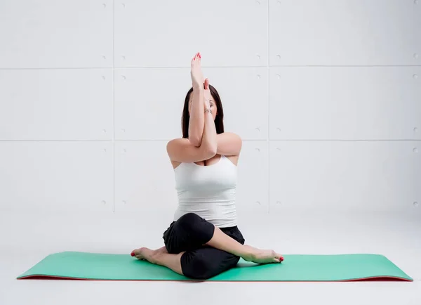 Mujer Practicando Yoga Pared Blanca —  Fotos de Stock