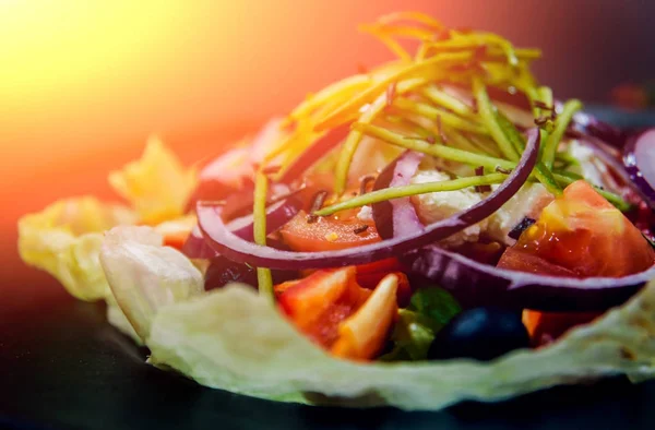 Griechischer Salat Aus Kohl Oliven Und Mozzarella Auf Dem Schwarzen — Stockfoto