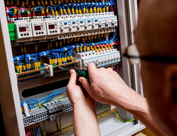 Repairing of switchboard voltage with automatic switches.