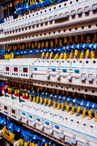 Devre kesicili voltaj santrali.