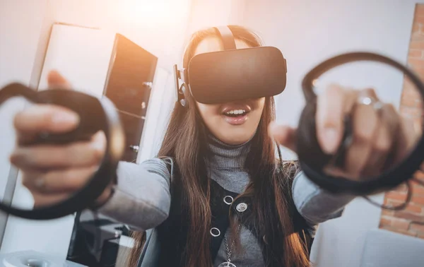 Chica Bastante Joven Con Gafas Realidad Virtual Oficina — Foto de Stock