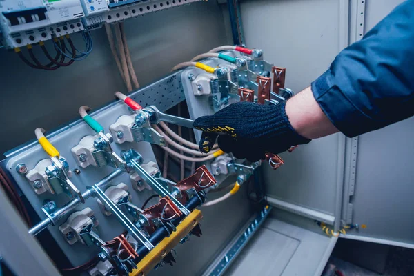 Electricians Hands Testing Switches Electric Box Electrical Panel Fuses Contactors — Stock Photo, Image