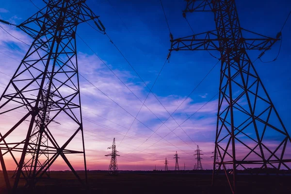 Hoogspanningsleidingen Bij Zonsondergang Elektriciteitsdistributiestation — Stockfoto