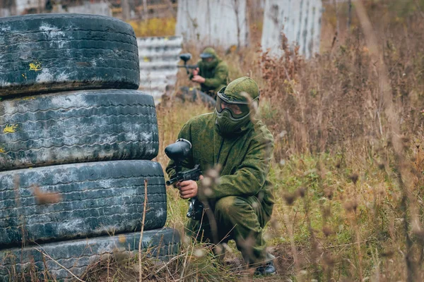 Ember Játszik Paintball Fegyvert Szabadban — Stock Fotó